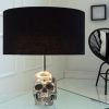 Ekstrawagancka lampa stołowa SKULL 44cm czarna czaszka